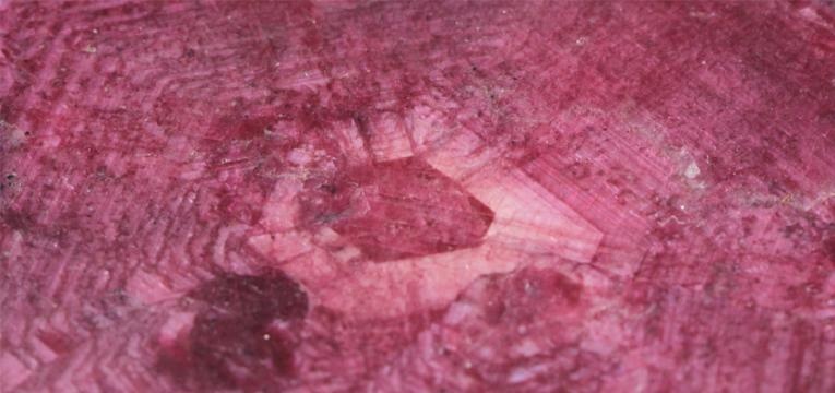 pierre rubis étoilé