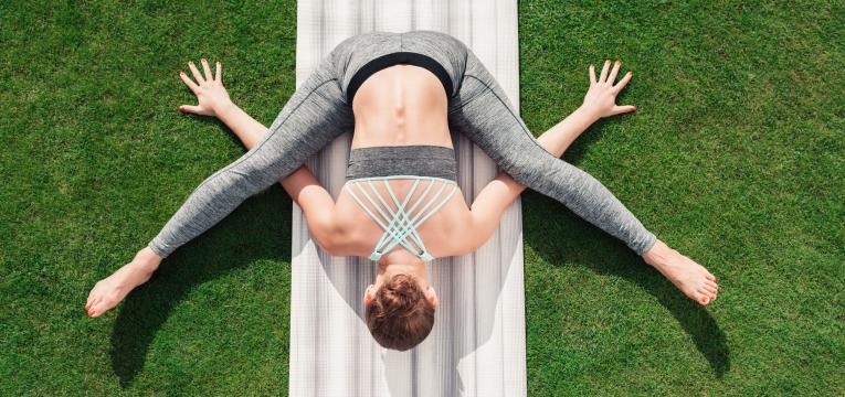 posture du kurmasana tortoise yoga poses de yoga pour destresser - posture du kurmasana tortoise