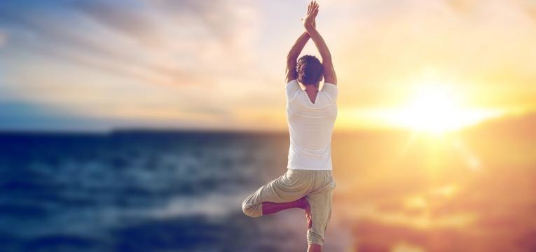 posture de l'arbre en yoga poses de yoga pour destresser - posture de l'arbre