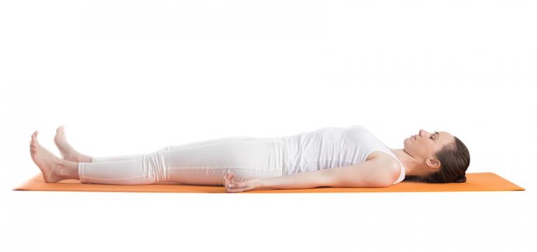 exercices de yoga - pose du cadavre