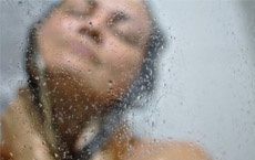 douleurs menstruelles insupportables : douche chaude