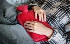 remèdes de grand-mère contre les douleurs menstruelles : bouillotte