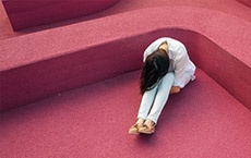 remèdes de grand-mère contre les douleurs menstruelles : recroqueviller